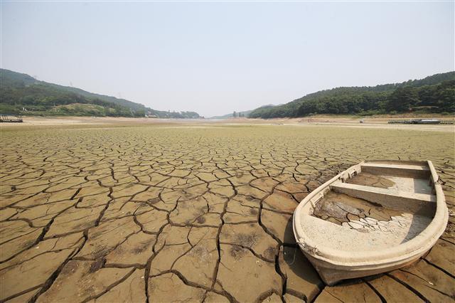 <YONHAP PHOTO-3585> 저수지바닥에 작은배 (안성=연합뉴스) 홍기원 기자 = 가뭄이 계속되고 있는 29일 오전 경기도 안성시 금광저수지 바닥이 거북이 등처럼 갈라져 작은 배가 멈춰 서 있다. 2017.5.29 xanadu@yna.co.kr/2017-05-29 12:51:14/ <저작권자 ⓒ 1980-2017 ㈜연합뉴스. 무단 전재 재배포 금지.>