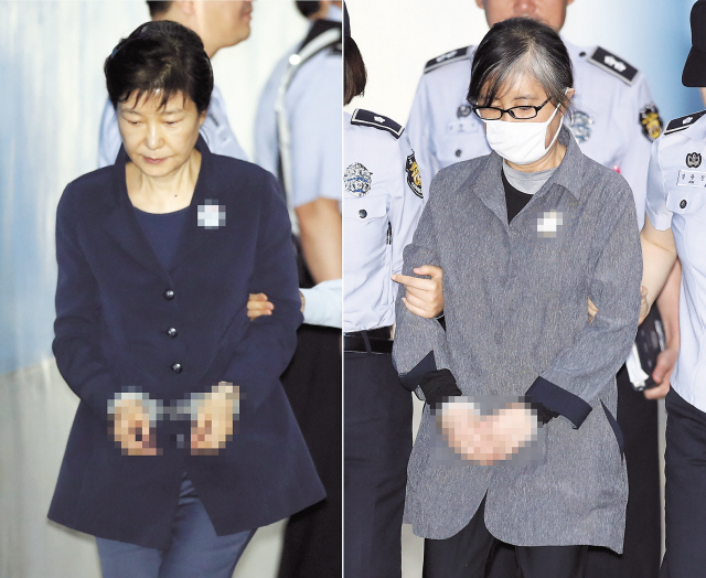 박근혜 전 대통령(왼쪽)과 최순실 씨가 30일 오전 서울 서초구 서울중앙지법 법정에서 열리는 속행공판에 출석하기 위해 호송차에서 내려 법정으로 향하고 있다. [연합뉴스]