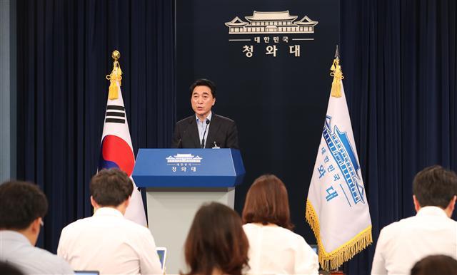 박수현 대변인이 30일 오전 청와대 춘추관 대브리핑실에서 행정자치부·문화체육관광부·국토교통부·해양수산부 장관 등 4개 부처 장관 후보자를 발표하고 있다.  [연합뉴스]