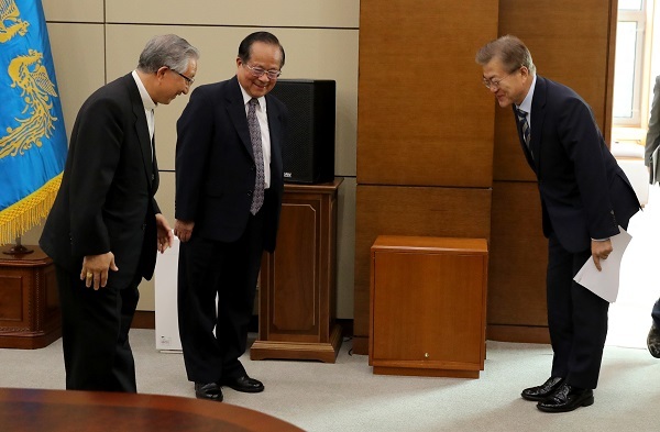 South Korean President Moon Jae-in (right) bows before his special envoy to the Vatican, Archbishop Kim Hee-joong (left), before a meeting at the presidential office on May 30, 2017, to be briefed on the outcome of Kim's recent trip to the Vatican. (Yonhap)