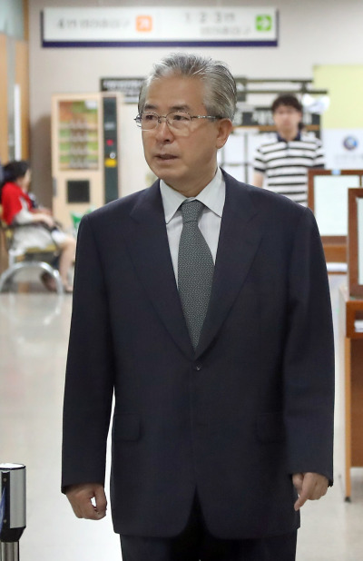 박근혜 전 대통령의 4차 공판이 열린 30일 오전 서초구 서울중앙지방법원에서 마사회 이상영 전 부회장이 증인 출석을 위해 법정으로 들어서고 있다. [사진제공=연합뉴스]