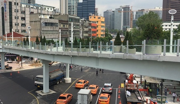 Safety walls are built on both sides of the Seoullo elevated park. (Kim Da-sol/The Korea Herald)