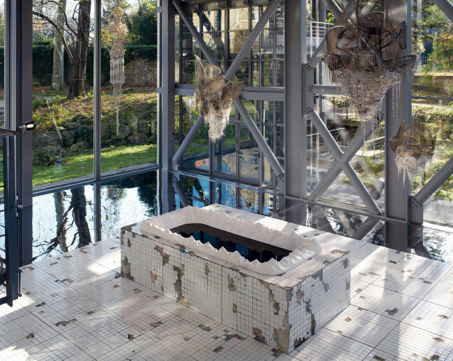 View of the exhibition Lee Bul, On Every New Shadow, Fondation Cartier pour l'art contemporain, Paris, 2007-2008  ⓒ Lee Bul  , Photo : Patrick Gries