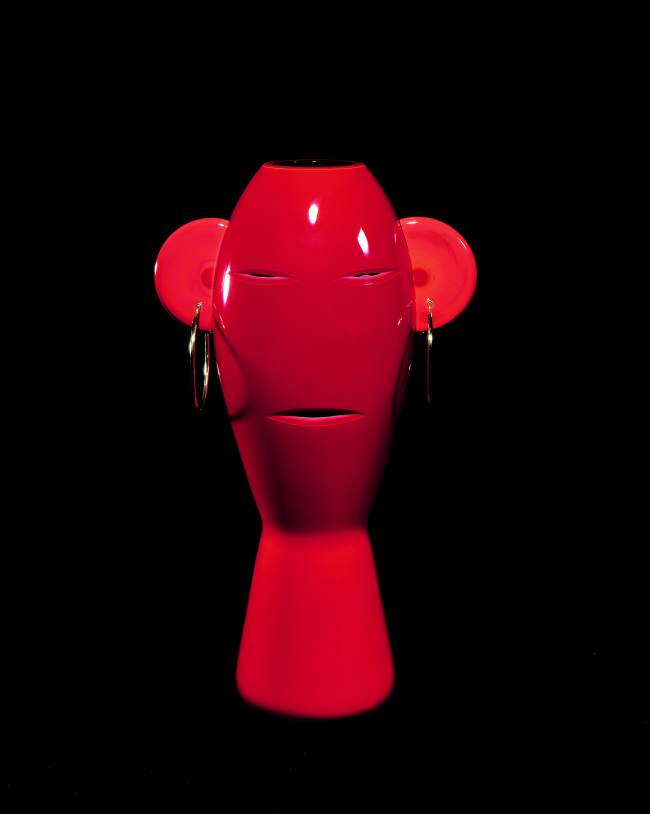 Alessandro Mendini Guerrier de verre, 2002, Blown glass from Murano, yellow gold rings, 49 × 28 cm, Collection Fondation Cartier pour l’art contemporain (acq. 2002) ⓒ Alessandro Mendini, Photo ⓒ Patrick Gries