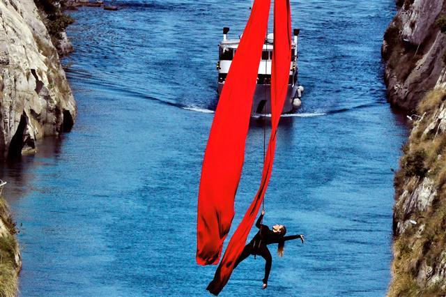 <YONHAP PHOTO-0115> Greek choreographer and dancer Katerina Soldatou performs above the Corinth Canal, as part of the Greece Has Soul project on May 30, 2017 in Corinth. / AFP PHOTO / Valerie GACHE/2017-05-31 01:07:06/ <저작권자 ⓒ 1980-2017 ㈜연합뉴스. 무단 전재 재배포 금지.>