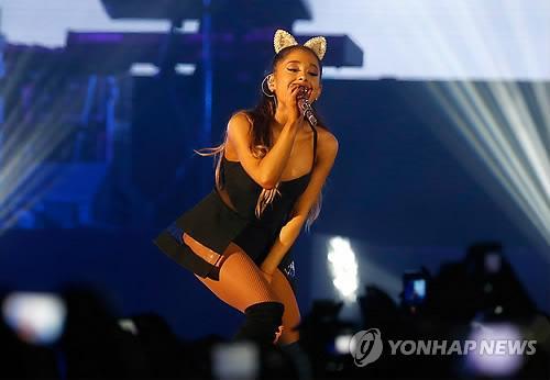 아리아나 그란데가 2015년 8월 26일 인도네시아 자카르타에서 공연하고 있다.
[사진제공=런던 EPAㆍ연합뉴스]
