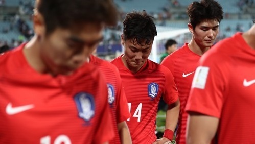 South Korean players leave the field in tears after losing to Portugal 3-1 in the round of 16 match at the FIFA U-20 World Cup at Cheonan Sports Complex in Cheonan, South Chungcheong Province, on May 30, 2017. (Yonhap)