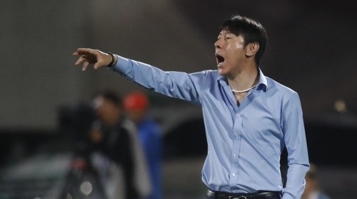 South Korea's under-20 national football team head coach Shin Tae-yong gives direction to his players during the FIFA U-20 World Cup round of 16 match against Portugal at Cheonan Sports Complex in Cheonan, some 90 kilometers south of Seoul. (Yonhap)