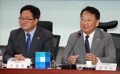 Deputy Prime Minister Yoo Il-ho (right) speaks during a ruling party-government meeting at the National Assembly in Seoul on May 31, 2017. Democratic Party floor leader Woo Won-shik is seated to his right. (Yonhap)