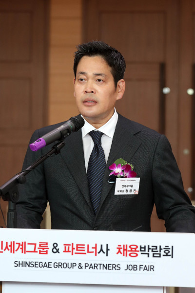 정용진 신세계그룹 부회장이 31일 고양 킨텍스에서 열린 신세계 채용박람회에 참석해 인사말을 하고 있다. [제공=신세계]
