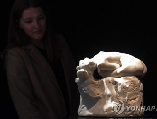 한 여성이 지난 3월 프랑스 미술품 경매사 아르퀴리알(Artcurial)에서 로댕의 대리석 조각품 '앙드로메드'를 보고 있는 모습 (사진=AFP/연합뉴스)