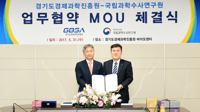 경기바이오센터 6층 회의실에서 열린 경기경제과학원과 국립과학수사연구원 간 ‘상호교류와 업무협력을 위한 협약식’에서 최영식 국립과학수사연구원장(왼쪽)과 한의녕 경기경제과학원장(오른쪽)이 협약문을 들고 기념촬영을 하고 있다.
경기바이오센터 6층 회의실에서 열린 경기경제과학원과 국립과학수사연구원 간 ‘상호교류와 업무협력을 위한 협약식’에서 최영식 국립과학수사연구원장(왼쪽)과 한의녕 경기경제과학원장(오른쪽)이 협약문을 들고 기념촬영을 하고 있다.