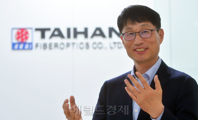 오치환 대한광통신 대표는 “산업용ㆍ군사용 레이저와 의료용 특수광섬유를 미래 먹거리로 장착해 이 산업의 미래를 여는 기업이 되겠다”고 강조했다.  이상섭 기자/babtong@heraldcorp.com
