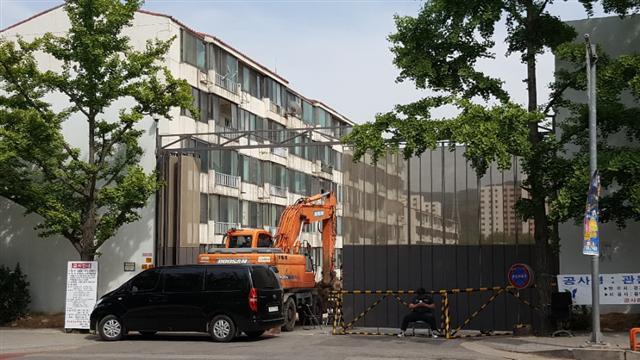 지난 18일 새벽 과천주공1단지 현장 점유권을 놓고 대우건설 측 용역업체와 포스코건설 측 경비원들이 충돌하는 일이 발생했다. 이날 충돌로 대우건설이 측 철거업체가 현장을 점유한 가운데, 포스코건설 측의 반격을 막기 위해 굴삭기와 검은색 승합차를 세워놓고 용역직원이 경비를 서고 있다.