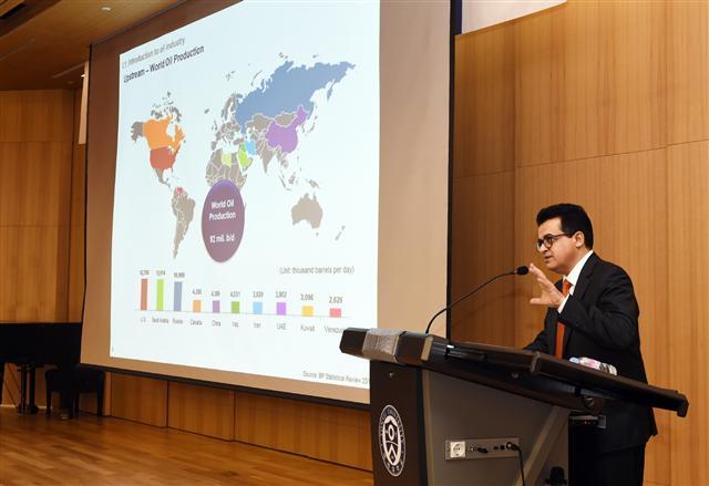 오스만 알 감디 S-OIL CEO가 대학생들에게 꿈과 비전을 심어주고 졸업 후 진로 설정에 도움을 주기 위해 잇달아 특강을 가졌다.