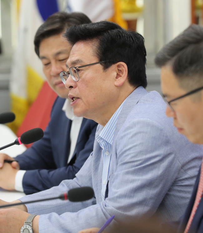 자유한국당 정우택 당대표 권한대행 겸 원내대표가 1일 오전 국회 원내대표실에서 기자간담회를 열고 총리인준 처리에 대해 유감을 표하고 있다.[사진=연합뉴스]
자유한국당 정우택 당대표 권한대행 겸 원내대표가 1일 오전 국회 원내대표실에서 기자간담회를 열고 총리인준 처리에 대해 유감을 표하고 있다.[사진=연합뉴스]