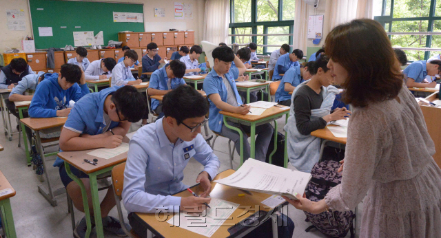 2018학년도 대학수학능력시험(이하 수능) 6월 모의고사가 1일 전국 시험장에서 치러졌다. 경복고등학교에서 이번 모의고사에 참여하는 학생들이 일제히 1교시 시험을 치르고 있다. <br />이번 시험은 수능 문제 출제기관 한국교육과정평가원(이하 평가원)에서 직접 주관하는 시험으로 6월 모의고사는 수능을 앞두고 평가원이 6월과 9월 두 차례 실시하는 모의고사 중 하나다. 실제 수능 출제기관이 주관하는 시험이어서 출제 경향과 난이도를 파악할 수 있는 중요한 시험으로 꼽힌다. 다른 모의고사와 달리 재학생과 졸업생이 모두 응시해 전체 응시자 중 자신의 객관적 위치를 가늠할 수 있다.<br />평가원에 따르면, 이번 모의고사는 오전 8시40분부터 전국 2052개 고등학교와 409개 지정학원에서 동시에 실시된다. 시험에 지원한 수험생은 58만7789명으로 재학생은 51만1914명, 졸업생은 7만5875명이다.<br /> 정희조 기자/checho@heraldcorp.com 170601
