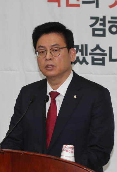 [자유한국당 정우택 대표 권한대행 겸 원내대표가 31일 오전 국회에서 열린 의원총회에서 발언하고 있다. 사진제공=연합뉴스]