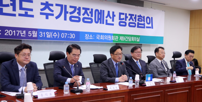 <YONHAP PHOTO-0988> 추경 당정, 인사말하는 우원식 (서울=연합뉴스) 배재만 기자 = 더불어민주당 우원식 원내대표가 31일 오전 국회 의원회관에서 열린 2017년도 추가경정예산 당정협의에서 인사말을 하고 있다. 왼쪽부터 홍익표 정책위수석부의장, 백재현 예결위원장, 우 원내대표, 김태년 정책위의장, 유 부총리, 전병헌 청와대 정무수석. 2017.5.31 scoop@yna.co.kr/2017-05-31 08:43:11/ <저작권자 ⓒ 1980-2017 ㈜연합뉴스. 무단 전재 재배포 금지.>
<YONHAP PHOTO-0988> 추경 당정, 인사말하는 우원식 (서울=연합뉴스) 배재만 기자 = 더불어민주당 우원식 원내대표가 31일 오전 국회 의원회관에서 열린 2017년도 추가경정예산 당정협의에서 인사말을 하고 있다. 왼쪽부터 홍익표 정책위수석부의장, 백재현 예결위원장, 우 원내대표, 김태년 정책위의장, 유 부총리, 전병헌 청와대 정무수석. 2017.5.31 scoop@yna.co.kr/2017-05-31 08:43:11/ <저작권자 ⓒ 1980-2017 ㈜연합뉴스. 무단 전재 재배포 금지.>