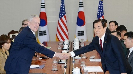 South Korean Defense Minister Han Min-koo (right) shakes hands with his American counterpart Jim Mattis in talks held in Seoul on Feb. 3, 2017. (Yonhap)
