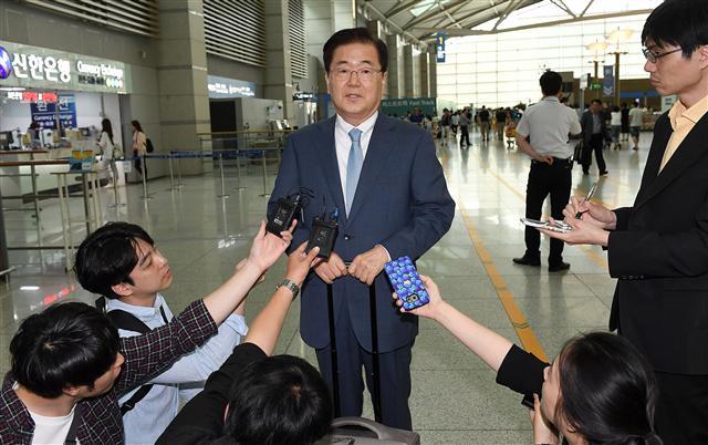 정의용 청와대 안보실장이 1일 오전 한미 정상회담과 사드 문제 등을 협의하기 위해 워싱턴으로 출국하기 전 인천국제공항에서 취재진의 질문에 답변하고 있다.  [연합뉴스]