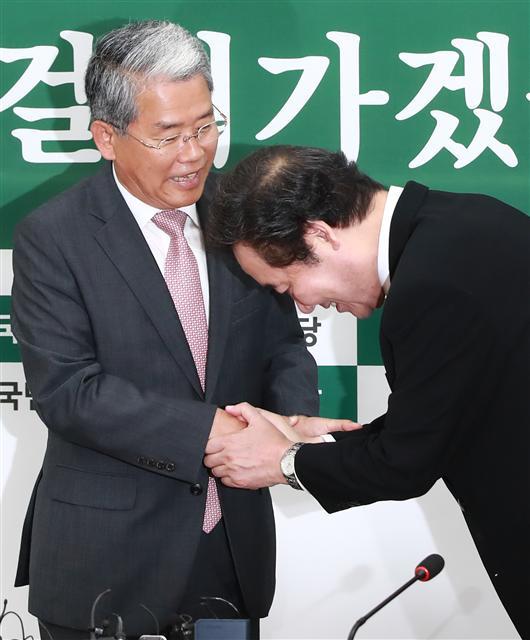 <YONHAP PHOTO-2604> 이번엔 원내대표 예방 (서울=연합뉴스) 홍해인 기자 = 이낙연 국무총리(오른쪽)가 1일 오전 국회를 찾아 국민의당 김동철 원내대표와 인사하고 있다. 2017.6.1 hihong@yna.co.kr/2017-06-01 10:29:09/ <저작권자 ⓒ 1980-2017 ㈜연합뉴스. 무단 전재 재배포 금지.>