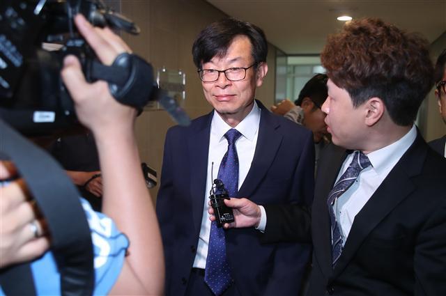 김상조 공정거래위원장 후보자가 1일 오전 서울 중구 한국공정거래조정원에 마련된 청문회 준비 사무실로 출근하며 취재진의 질문을 받고 있다. 김 후보자에 대한 국회 인사청문회는 2일 실시된다.
[연합뉴스]