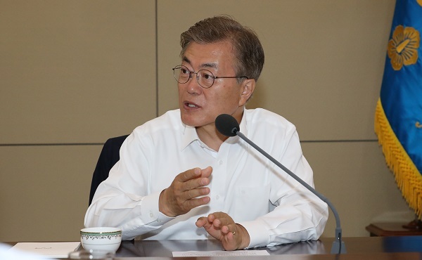 President Moon Jae-in speaks during a meeting with his senior secretaries at the presidential office Cheong Wa Dae in Seoul on June 1, 2017. (Yonhap)