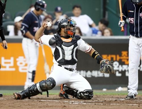 In this photo provided by the Hanwha Eagles baseball club, catcher Wilin Rosario throws the ball back to his pitcher Alexi Ogando (not pictured) during a Korea Baseball Organization regular season game against the Doosan Bears at Hanwha Life Eagles Park in Daejeon on May 31, 2017. (Yonhap)