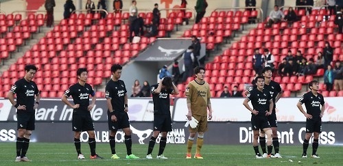 In this file photo taken on Nov. 20, 2016, Seongnam FC players react after losing their promotion playoff to Gangwon FC at Tancheon Stadium in Seongnam, Gyeonggi Province. (Yonhap)