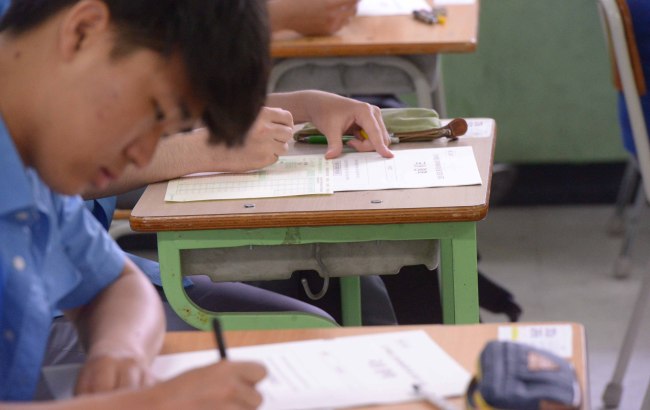 6월 모의평가가 진행된 1일 서울 종로구 경복고 교실의 모습. 정희조 기자/checho@heraldcorp.com
6월 모의평가가 진행된 1일 서울 종로구 경복고 교실의 모습. 정희조 기자/checho@heraldcorp.com