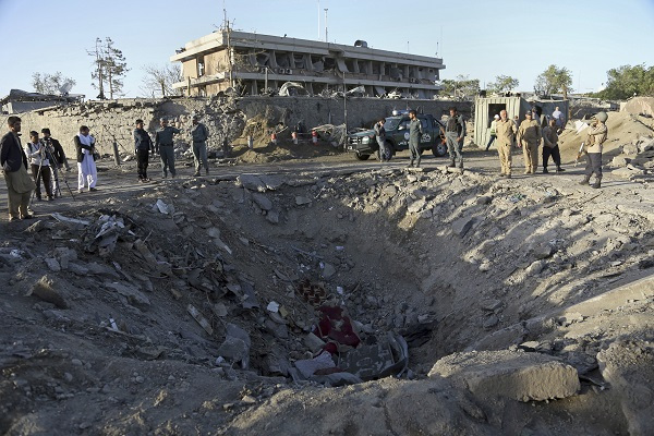 Security forces stand next to a crater created by massive explosion in front of the German Embassy in Kabul, Afghanistan, Wednesday, May 31, 2017. (AP-Yonhap)