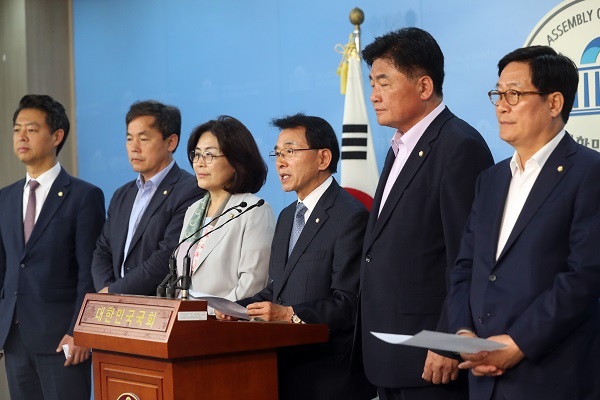 Members of the ruling Democratic Party`s special panel on the deployment of a US missile defense program hold a press conference at the National Assembly in Seoul on June 1, 2017. (Yonhap)