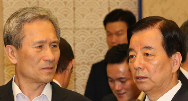 Former National Security Office chief Kim Kwan-jin (left) and Defense Minister Han Min-koo      Yonhap
