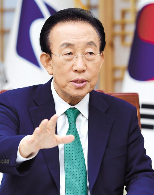 김관용 경북도지사는 “4차 산업혁명은 한국 경제와 중소기업에 기회이면서 도전”이라며 “본질을 정확히 파악해 미래를 대비하겠다”고 말했다.