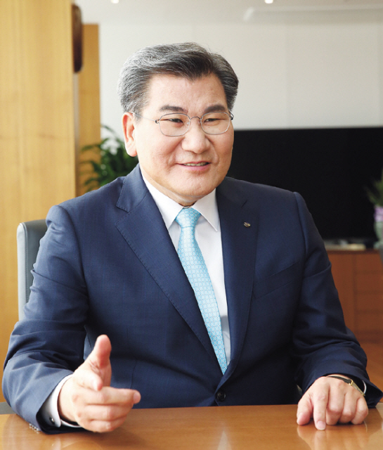 DGB금융그룹의 수장인 박인규<사진> 회장은 창립 6주년(5월17일)을 지나며 새로운 ‘빅 점프’를 준비 중이다. 2일 박 회장은 ‘동주공제(同舟共濟, 한 마음 한 뜻으로 같은 배를 타고 물을 건너다)’의 정신으로 DGB의 희망찬 미래를 열겠다고 강조했다.
다음은 박인규 회장과의 일문일답.
-DGB금융그룹이 창립 6주년을 맞이했는데.
▶DGB금융그룹은 지난 2011년 출범해 현재 7개의 자회사와 1개의 해외법인, 총자산 64조원 규모의 종합금융그룹으로 성장했다. 올해 6주년을 기점으로 급변하는 금융환경에 슬기롭게 대처하고 새롭게 도약하고자 끊임없는 혁신을 통해 경쟁력을 강화하겠다.
-지난 3년을 회고 한다면.
▶‘현장과 실용’을 경영 화두로 지난 3년을 직접 발로 뛰며 현장에서 고객님들의 생생한 소리를 들었다. 창립 50주년을 맞는 DGB대구은행도 광역권, 동남권 진출을 통한 영업 기반 확대에 성공했다. 고객기반 강화와 수익성 다변화, 신성장 동력을 확충하는데 전력을 기울인 3년이었다.
-2기 임기 비전은.
▶DGB호의 수장으로 앞으로의 임기를 아우르는 큰 비전은 ‘감사와 도전’이다. 안정적이고 균형적인 지속성장을 통해 글로벌 100대 은행에 반드시 편입되는 한편 포트폴리오를 갖춘 초우량종합금융그룹으로 성장시키는 것이다. 도전도 계속된다. 사업라인 확충과 해외 진출과 디지털금융 분야 외연을 확장하겠다.
- 환경변화 및 미래금융에 대한 대응력 강화 방안은.
▶아이M뱅크 등 DGB만의 차별화된 핀테크 플랫폼을 통해 새로운 사업기회를 발굴하겠다. 빅데이터 기반의 마케팅 강화와 선도 기술기업과의 전략적 제휴를 통한 협업으로 핀테크 트렌드에 대응해나가겠다. 미래 먹거리 확보를 위한 베트남·라오스 연계 아세안금융벨트구축 등 중장기 해외진출도 지속 추진하겠다.
- 4차 산업혁명 등 불확실성 시대 대응전략은.
▶4차 산업혁명시대 빅 웨이브에 대응하기 위해 비대면 채널을 강화해 미래고객 대응에도 적극 나서겠다. 독자스타트업 기업을 발굴해 제휴기반 수익 모델을 마련하는 한편 종합금융포탈 구축을 통한 부동산, 쇼핑, 자동차 등 다양한 서비스를 제공할 예정이다.
-고객들에게 하고 싶은 말은.
▶DGB대구은행 반세기 역사의 배경에는 지역민 등 고객들의 깊은 사랑과 관심이 있었기에 가능했다. 감사의 말씀을 드린다. 앞으로의 50년도 지역민을 섬기며 고객들과 함께 DGB금융그룹의 희망찬 미래를 열겠다. 김병진 기자/kbj7653@