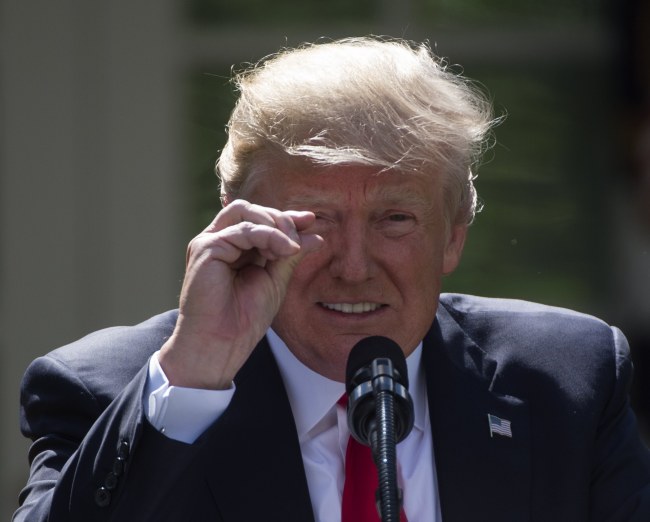 <YONHAP PHOTO-1264> epa06004447 US President Donald J. Trump speaks during a Rose Garden event where he announced that the US is withdrawing from the Paris climate accord, at the White House in Washington, DC, USA, 01 June 2017./2017-06-02 05:49:55/ <저작권자 ⓒ 1980-2017 ㈜연합뉴스. 무단 전재 재배포 금지.>
<YONHAP PHOTO-1264> epa06004447 US President Donald J. Trump speaks during a Rose Garden event where he announced that the US is withdrawing from the Paris climate accord, at the White House in Washington, DC, USA, 01 June 2017./2017-06-02 05:49:55/ <저작권자 ⓒ 1980-2017 ㈜연합뉴스. 무단 전재 재배포 금지.>