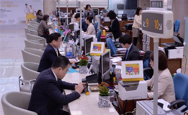 문재인 대통령이 8월까지 관계부처 합동으로 가계부채 종합관리 방안을 마련하라고 지시하자 핵심 주무부처인 금융위원회에 비상이 걸렸다. 사진은 은행창구 모습.