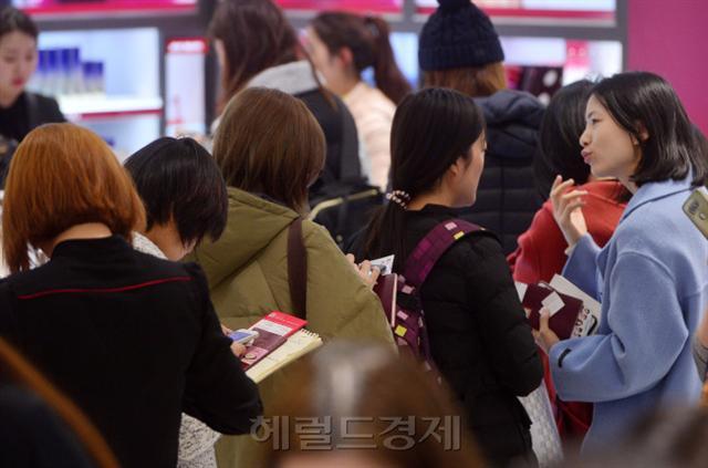 국내 면세업계에 사드 리스크에 이어 각종 규제 강화와 감사 보고라는 새로운 리스크가 등장했다.