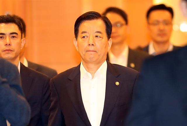 주한미군 사드 발사대 보고누락 파문의 중심에 있는 한민구 국방부 장관이 제16차 아시아 안보회의 참석을 위해 2일 오전 인천공항을 통해 싱가포르로 출국하고 있다.  [연합뉴스]