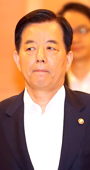 주한미군 고고도미사일방어체계 사드(THAAD) 발사대 보고 누락 파문의 중심에 있는 한민구 국방부장관이 2일 제16차 아시아 안보회의 참석차 인천공항을 통해 싱가포르로 출국하고 있다. [사진제공=연합뉴스]