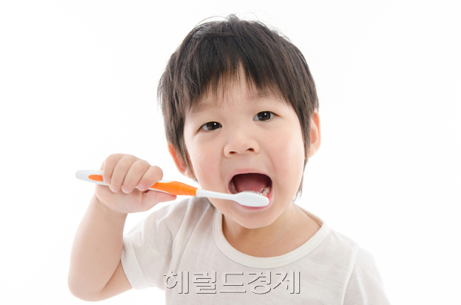 과일보다는 먹은 뒤 생긴 찌꺼기가 입 안의 당과 결합해 충치를 일으키는 만큼 양치질 등으로 없애 줘야 충치를 막을 수 있다. 사진은 관련 이미지. [헤럴드경제DB]