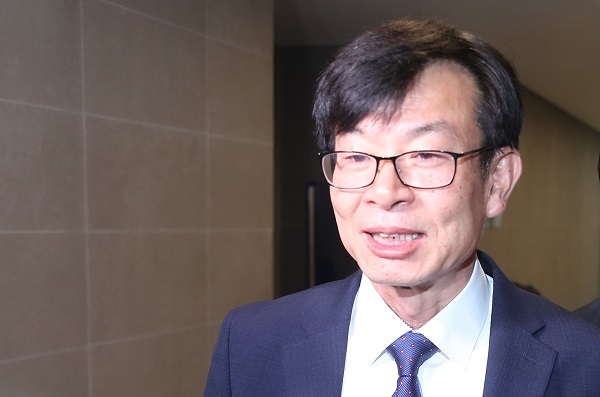 This photo, taken on June 1, 2017, shows Fair Trade Committee chairman-designate Kim Sang-jo appearing at his office in Seoul to prepare for a parliamentary confirmation hearing. (Yonhap)
