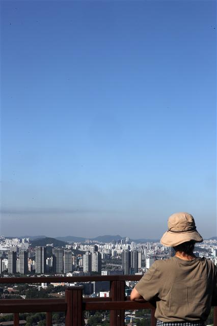 <YONHAP PHOTO-2064> '파란하늘을 보았니' (서울=연합뉴스) 정경재 기자 = 2일 오전 서울 남산에서 한 시민이 파란 하늘을 바라보고 있다. 서울의 미세먼지농도는 '좋음' 상태를 보이고 있다. 2017.6.2 jaya@yna.co.kr/2017-06-02 09:14:55/ <저작권자 ⓒ 1980-2017 ㈜연합뉴스. 무단 전재 재배포 금지.>