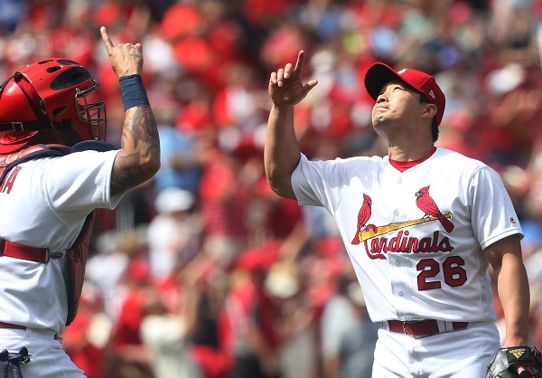 St. Louis Cardinals pitcher Oh Seung-hwan and catcher Yadier Molina celebrate a 2-0 win over the Los Angeles Dodgers at Busch Stadium in St. Louis on June 1, 2017. (UPI-Yonhap)