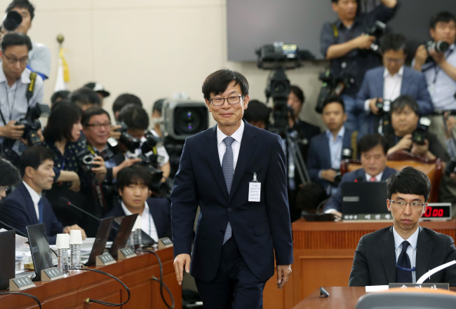 <YONHAP PHOTO-2308> 여유 (서울=연합뉴스) 신준희 기자 = 김상조 공정거래위원장 후보자가 2일 오전 국회 정무위원회에서 열린 인사청문회에서 위원장에게 선서문을 전달한 뒤 자리로 돌아가고 있다. 2017.6.2 hama@yna.co.kr/2017-06-02 10:31:47/ <저작권자 ⓒ 1980-2017 ㈜연합뉴스. 무단 전재 재배포 금지.>
<YONHAP PHOTO-2308> 여유 (서울=연합뉴스) 신준희 기자 = 김상조 공정거래위원장 후보자가 2일 오전 국회 정무위원회에서 열린 인사청문회에서 위원장에게 선서문을 전달한 뒤 자리로 돌아가고 있다. 2017.6.2 hama@yna.co.kr/2017-06-02 10:31:47/ <저작권자 ⓒ 1980-2017 ㈜연합뉴스. 무단 전재 재배포 금지.>