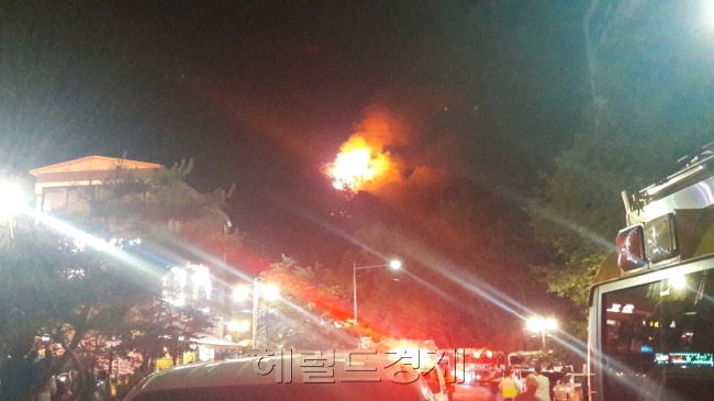 지난 1일 오후 9시7분께 수락산 일대에 불이 난 모습. [사진=헤럴드경제DB]