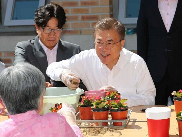 President Moon Jae-in makes pots of flowers with senior citizens at a state-operated nursing home in Seoul on June 2, 2017. (Yonhap)