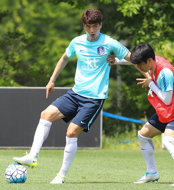 South Korean national football team captain Ki Sung-yueng (left) controls the ball during training at the National Football Center in Paju, north of Seoul, on June 1, 2017. (Yonhap)