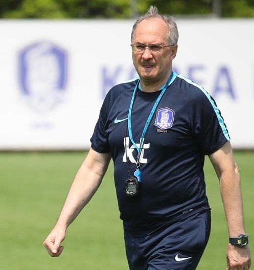 South Korea's men's national football team head coach Uli Stielike watches his players during training at the National Football Center in Paju, north of Seoul, on June 1, 2017. (Yonhap)